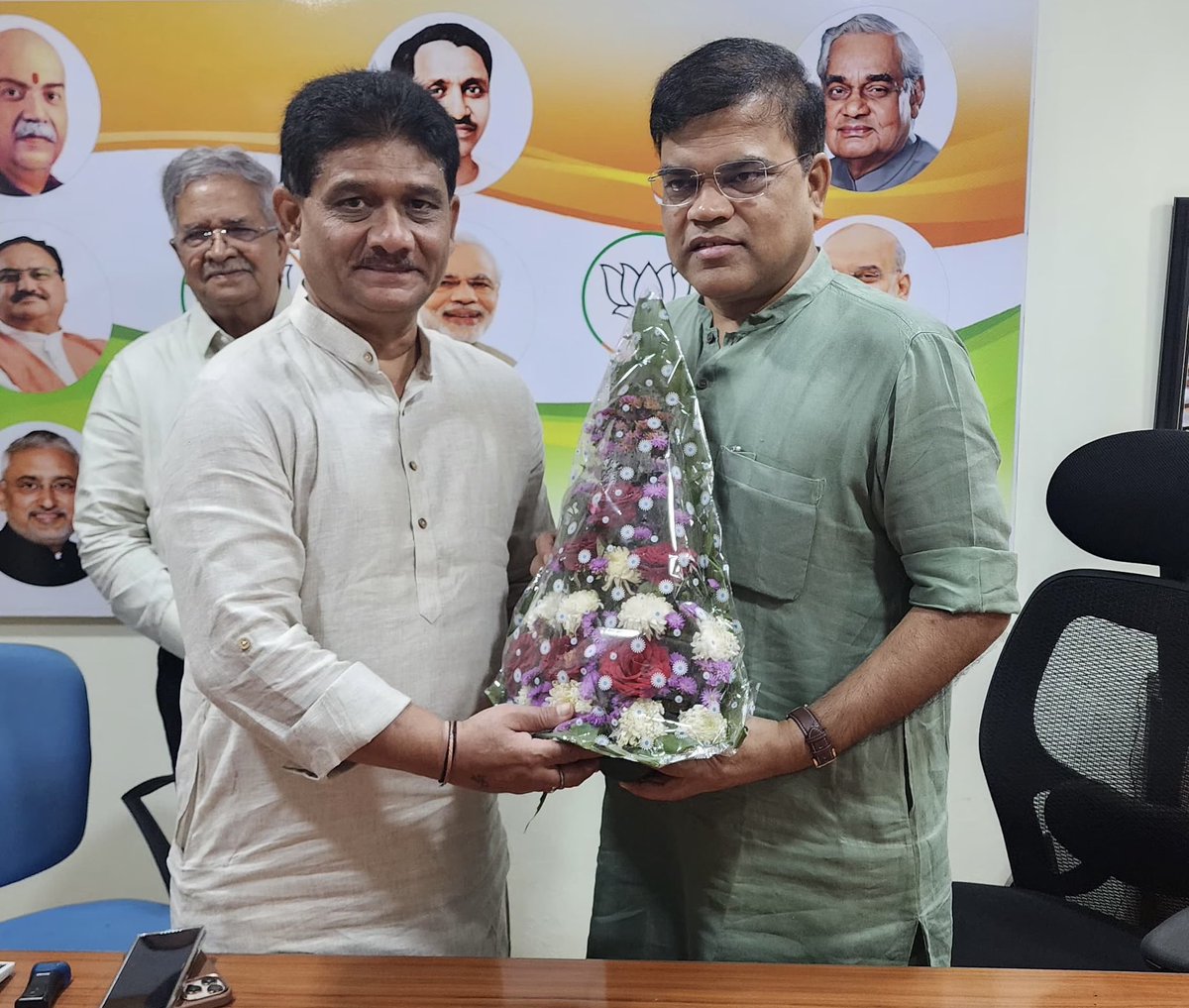 shilpeshD's tweet photo. આજે વાપી સ્થિત પારડી ધારાસભ્ય તથા રાજ્ય નાણા મંત્રી શ્રી કનુભાઈ દેસાઈના કાર્યાલય ખાતે, વલસાડ પધારેલા ગુજરાત પ્રદેશ સંગઠન મહામંત્રી શ્રી રત્નાકરજી સાથે શુભેચ્છા મુલાકાત કરી. https://t.co/J5awhGcNUO