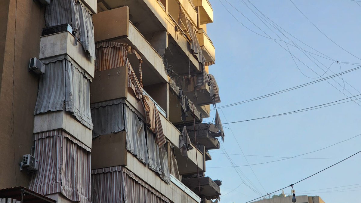 🚨 BREAKING 

Israel has just bombed a residential neighborhood in #Beruit right next to where a Canary journalist lives. People on the ground talking of an invasion by the Zionists. More to follow...