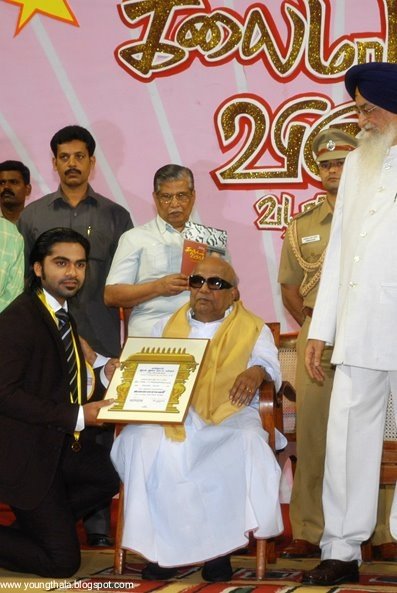 Simbu receiving the Kalaimamani Award from Kalaignar Karunanidhi 💛 #SilambarasanTR #Thro