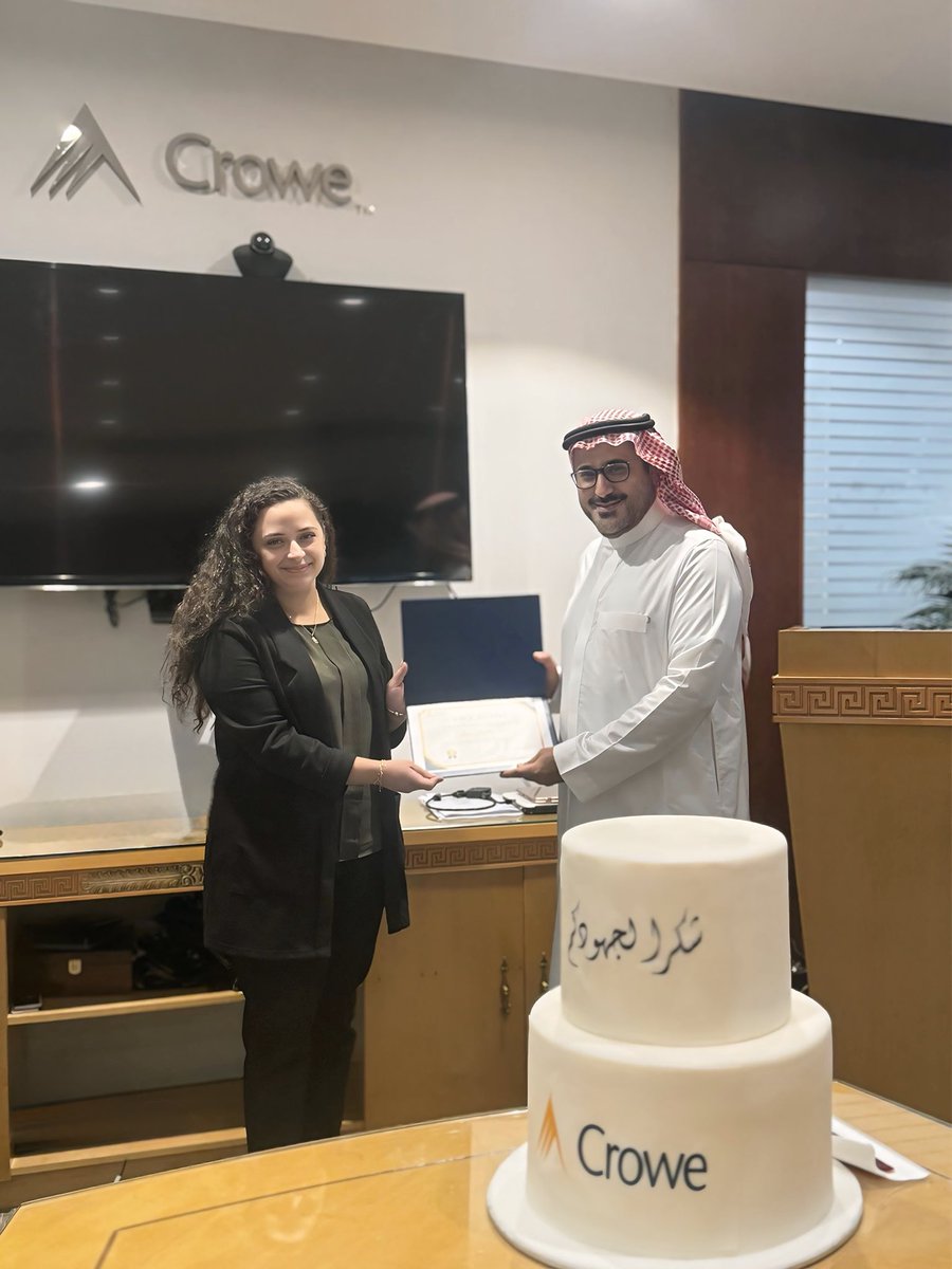 Celebrating our employees’ dedication, the driving force behind every achievement. Here’s to many more milestones!🌟#Crowe #employeeappreciation 

نحتفي بتفاني موظفينا، القوة وراء كل إنجاز. وإلى المزيد من النجاحات معًا!🌟 #حلول_كرو  #نجاح_الفريق