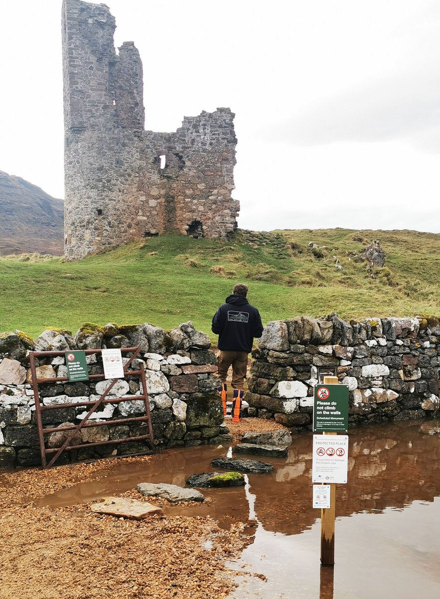 CerfiaFR's tweet image. 🇬🇧🏰 INSOLITE | Des touristes ont DÉMONTÉ des pierres d’un château écossais vieux de 500 ans pour… éviter de se mouiller les pieds en prenant une photo.

Ils ont ARRACHÉ une partie du mur d’Ardvreck Castle datant de 1590 pour créer un chemin de pierres. Les autorités dénoncent…