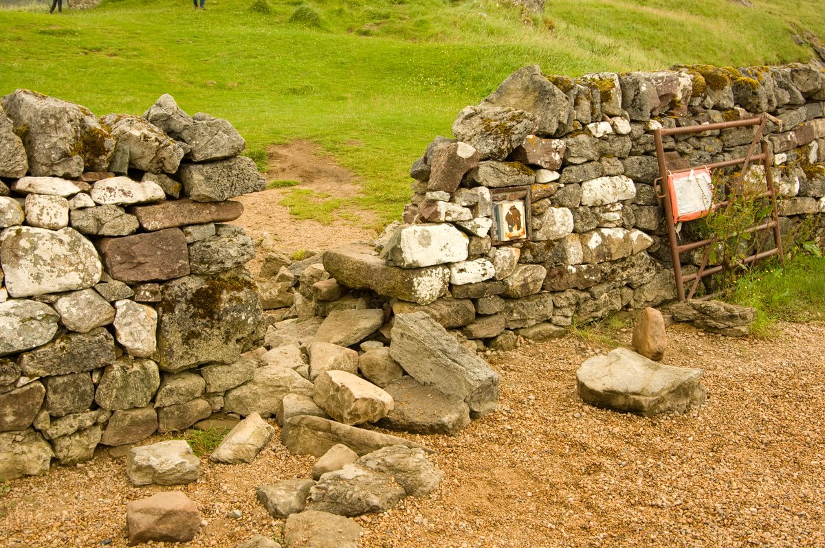 CerfiaFR's tweet image. 🇬🇧🏰 INSOLITE | Des touristes ont DÉMONTÉ des pierres d’un château écossais vieux de 500 ans pour… éviter de se mouiller les pieds en prenant une photo.

Ils ont ARRACHÉ une partie du mur d’Ardvreck Castle datant de 1590 pour créer un chemin de pierres. Les autorités dénoncent…