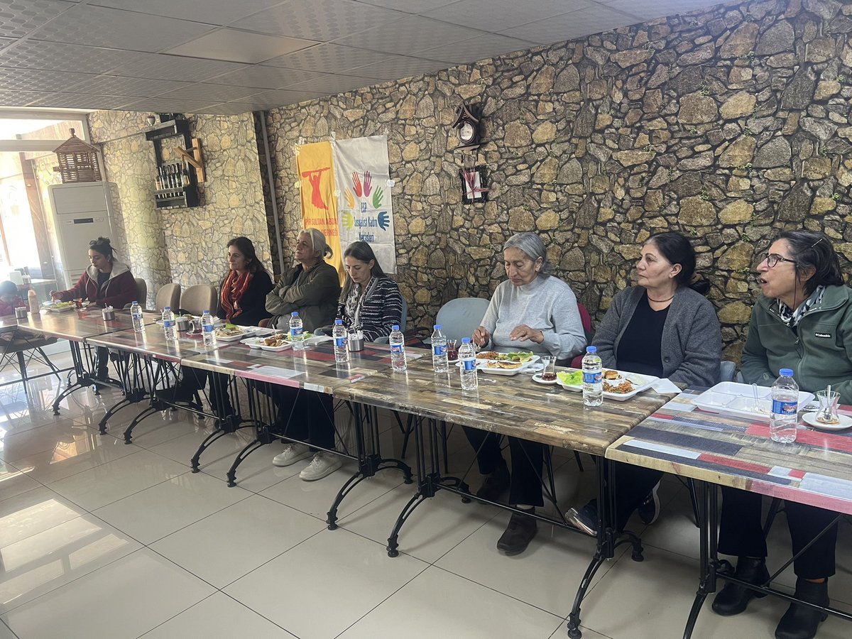 WelatparezenML's tweet photo. 🚩DERSİM

Emekçi Kadınlar 
SKM ve Pirsultan Dersim Şubesi tarafından düzenlenen “ Kadın Cinayetlerine Karşı buluşuyoruz “  etkinliğin de bir araya geldi. https://t.co/WGuT9kD0k9