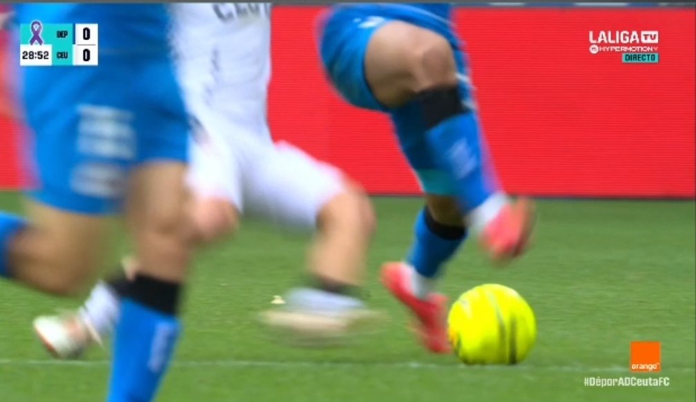 MrAsubio's tweet image. #Dépor #Ceuta

👟 Balón dividido entre Noubi e Martos onde o deportivista pisa e acaba raspando a Matos.

📌 XOGADA MOI GRIS TAMÉN ESTA, VÉXOA MÁIS DE 🟨 QUE 🟥.

▪️Impacto de cheo e con forza = 🟥
▪️Raspada = 🟨

👮🏻‍♂️:✅️
📺:✅️

▪️Tiro máis pola 🟨 ao non ver forza excesiva...