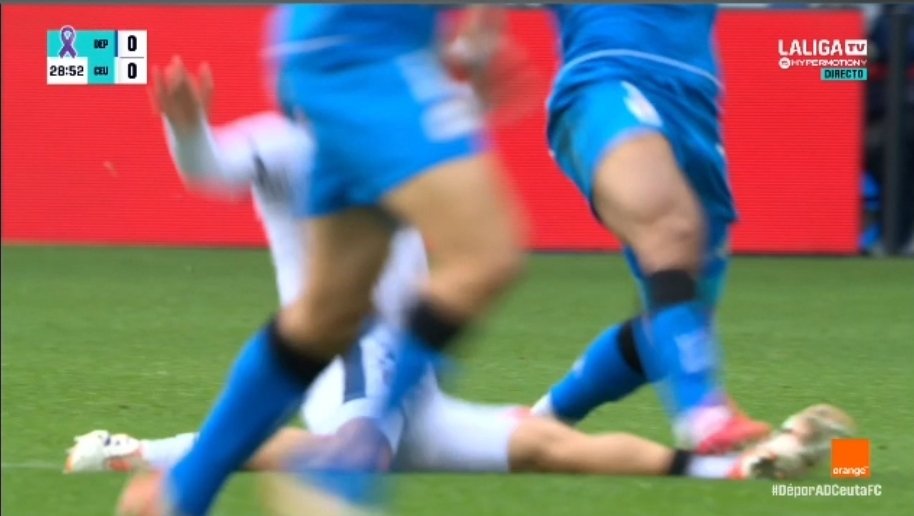 MrAsubio's tweet image. #Dépor #Ceuta

👟 Balón dividido entre Noubi e Martos onde o deportivista pisa e acaba raspando a Matos.

📌 XOGADA MOI GRIS TAMÉN ESTA, VÉXOA MÁIS DE 🟨 QUE 🟥.

▪️Impacto de cheo e con forza = 🟥
▪️Raspada = 🟨

👮🏻‍♂️:✅️
📺:✅️

▪️Tiro máis pola 🟨 ao non ver forza excesiva...