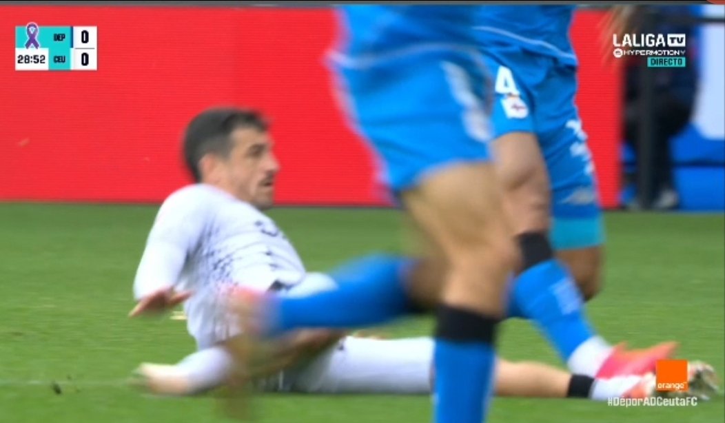 MrAsubio's tweet image. #Dépor #Ceuta

👟 Balón dividido entre Noubi e Martos onde o deportivista pisa e acaba raspando a Matos.

📌 XOGADA MOI GRIS TAMÉN ESTA, VÉXOA MÁIS DE 🟨 QUE 🟥.

▪️Impacto de cheo e con forza = 🟥
▪️Raspada = 🟨

👮🏻‍♂️:✅️
📺:✅️

▪️Tiro máis pola 🟨 ao non ver forza excesiva...