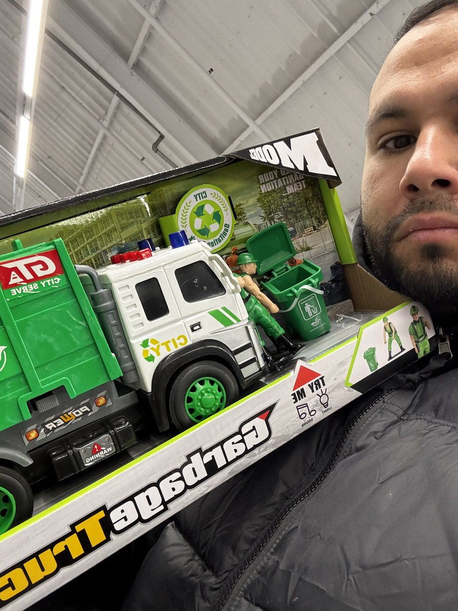 AnasseKazib's tweet image. Je vous ai acheté ça, @datirachida, pour que vous puissiez continuer à vous amuser dans votre ministère à jouer à la prolétaire, une coupe de champagne à la main devant la cheminée.