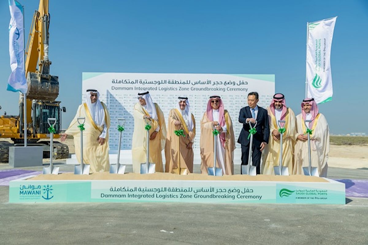 Dmm_projects's tweet image. دشن سمو أمير الشرقية مشروع إنشاء منطقة لوجستية متكاملة في ميناء الملك عبدالعزيز في #الدمام على مساحة تبلغ مليون متر مربع وباستثمارات تبلغ 1.3 مليار ريال ، كما افتتح سموه أعمال التوسعة بمحطة الحاويات الثانية في الميناء في خطوة ترسخ مكانة المملكة كمركز لوجستي عالمي .