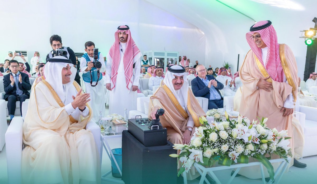 Dmm_projects's tweet image. دشن سمو أمير الشرقية مشروع إنشاء منطقة لوجستية متكاملة في ميناء الملك عبدالعزيز في #الدمام على مساحة تبلغ مليون متر مربع وباستثمارات تبلغ 1.3 مليار ريال ، كما افتتح سموه أعمال التوسعة بمحطة الحاويات الثانية في الميناء في خطوة ترسخ مكانة المملكة كمركز لوجستي عالمي .