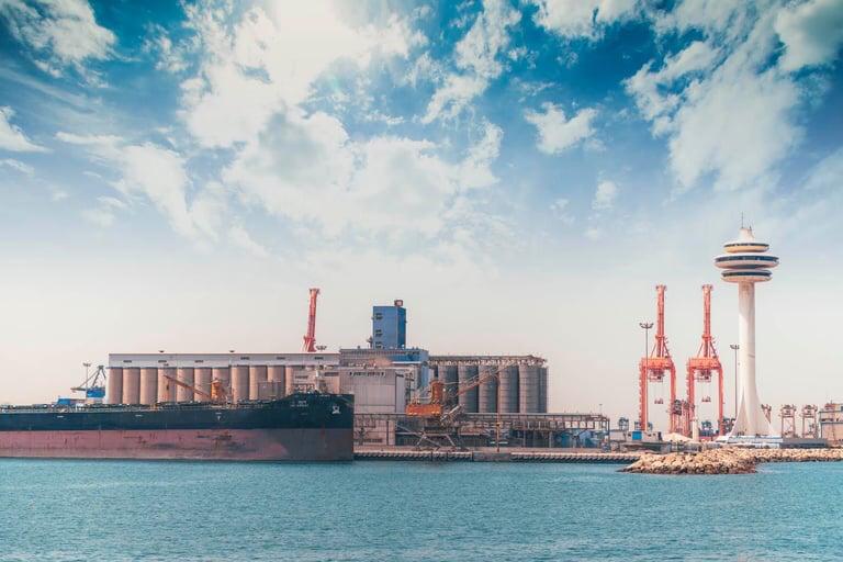 Dmm_projects's tweet image. دشن سمو أمير الشرقية مشروع إنشاء منطقة لوجستية متكاملة في ميناء الملك عبدالعزيز في #الدمام على مساحة تبلغ مليون متر مربع وباستثمارات تبلغ 1.3 مليار ريال ، كما افتتح سموه أعمال التوسعة بمحطة الحاويات الثانية في الميناء في خطوة ترسخ مكانة المملكة كمركز لوجستي عالمي .