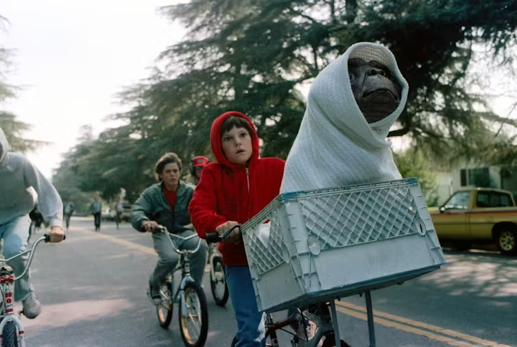 Matt_gday's tweet photo. @lippyent I remember everyone in the theatre cheering when Elliot's bike took flight and John Williams music swelled. I've never again had another movie going experience like this. https://t.co/GQ0ql9IlGN
