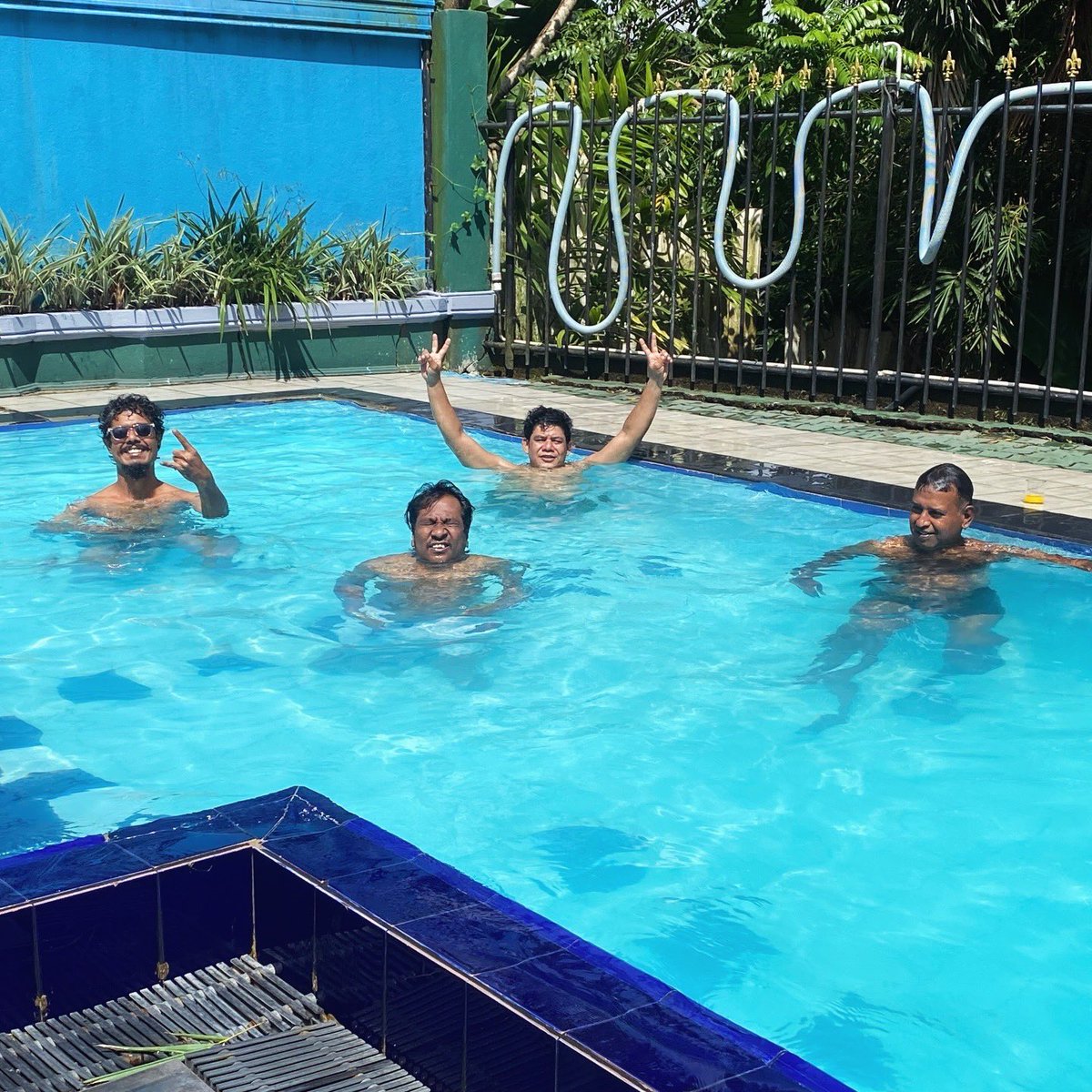 samp_c's tweet image. Reunion dayout with the same old vibe. 🍻🤘 
.
.
.
#ReunionVibes #SameGangSameVibe #BackTogether #FriendsForLife #GoodTimes #DayOutMood #ChillDay #SquadGoals #SriLankaVibes #friendshipneverends #Fun #PositiveVibes #OneLove #Saturday #SriLanka