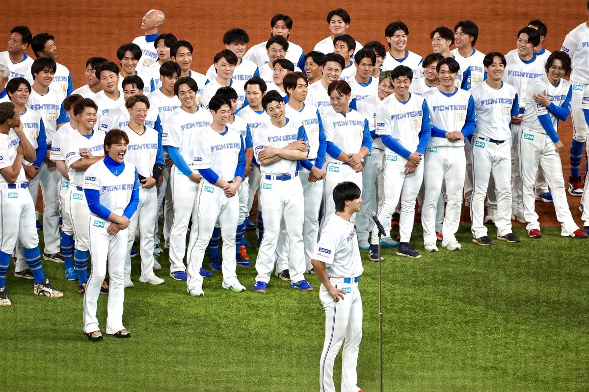 bluesky_Fs's tweet photo. この画角の中にいるほとんどが笑顔でほっこり
(マイク前の達くんは開幕指名されなくて不満気ですが🫢)
来シーズンもよろしくですよ
#lovefighters #FFES2025 https://t.co/L1Ivv2Gha7