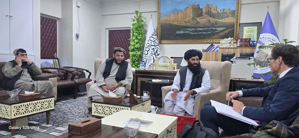 freddavid2406's tweet image. SVP-Privataussenminister zu Friedensverhandlungen bei den Taliban in Afghanistan. Hallo, Schweizer Aussenministerium, langsam würde ich doch mal etwas deutlicher auftreten: SVP-gesteuerte CH-Unternehmer bei Trump, Ex-BR auf Quasi-Staatsbesuch in China. CH macht sich lächerlich.