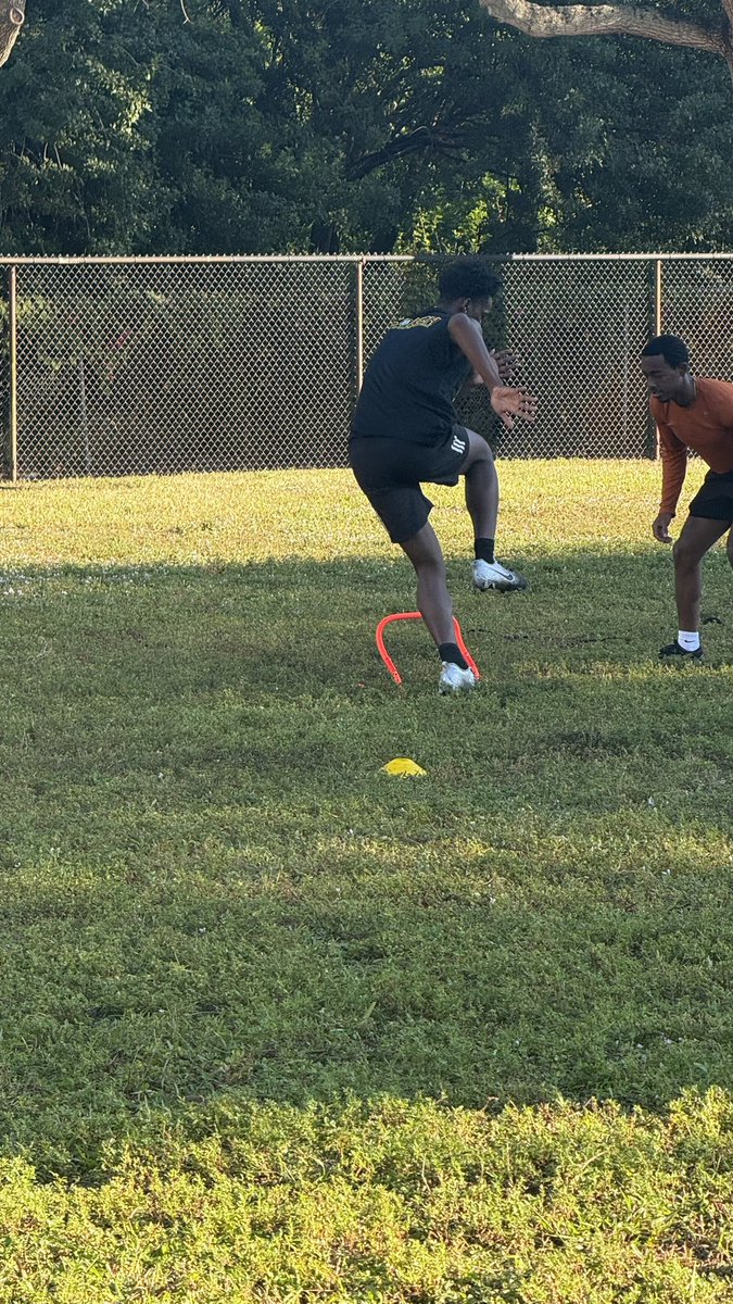 JordanMorelan17's tweet image. OFF SEASON GRINDING!💯

Early morning work with coach Bran 1 down 1 more to go #2adays🏆 @Coach_NJackson @coachbusby22 @A_Gaitor @CoachMalot @coachhadac @CoachThomas_MSU @CoachJacobsonTJ
@c_canidate @CoachColzie
