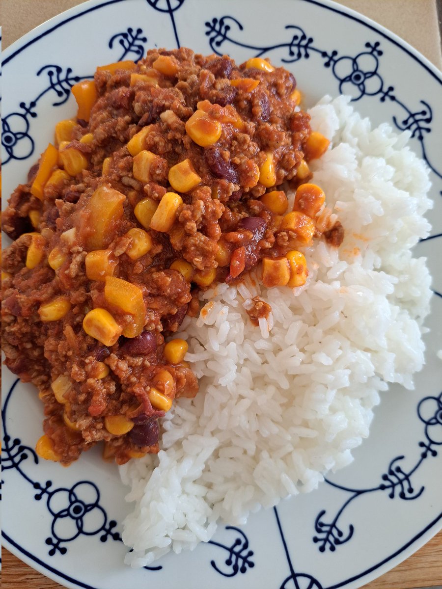 Heute gab es zum Mittagessen mal wieder selbstgemachtes Chili Con Carne und es war ultra lecker, könnte mich da reinlegen wenn es so gut gelingt. 🤩

Wünsche euch einen schönen Sonntagnachmittag. 🤗🫂