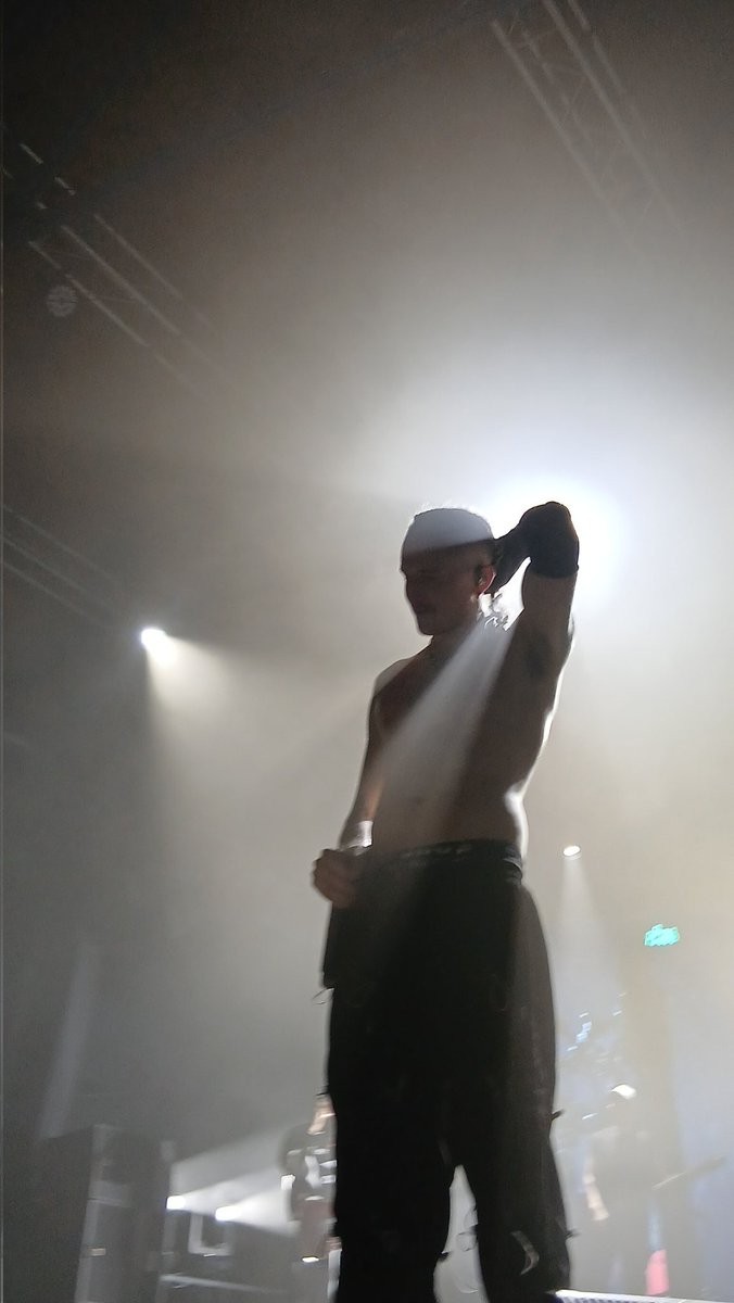 priestefania0's tweet photo. Nunca voy a superar a chase Atlantic el 20N en Buenos aires😭❤️
Valió cada p*to centavo el Vip.
#chaseatlantic #Argentina #concierto #Clinton #mitty #crass https://t.co/f9wdA00a6o