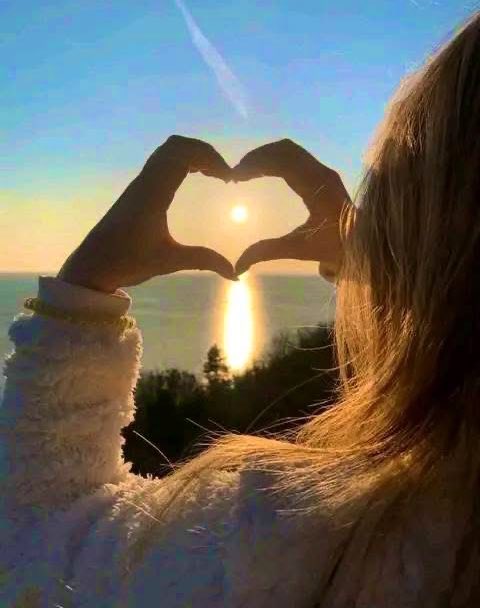 Vivan el amor… intensamente, que no somos para siempre.

La Poeta.