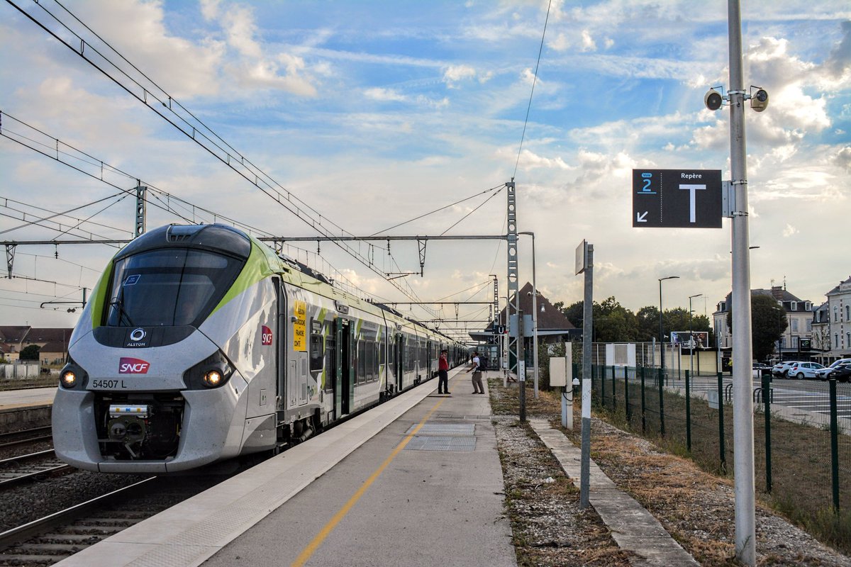 Instant #trainspotting !

Ce Régiolisbeaune marque l'arrêt en gare de #Beaune, avant de repartir en direction de #Dijon pour un terminus à #ParisBercy, le 01 septembre 2022.