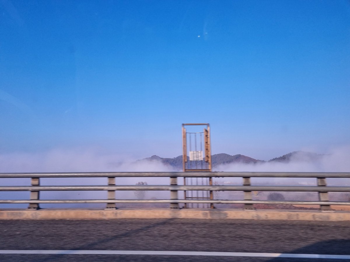 guiyeon_'s tweet image. 어제 토요일 아침 8시 50분경
씽씽 달리는 경부고속도로에서
부여 백마강 물안개가 하얀 솜처럼 뭉게구름처럼 피어오른 풍경이 장관이었다는.
♡