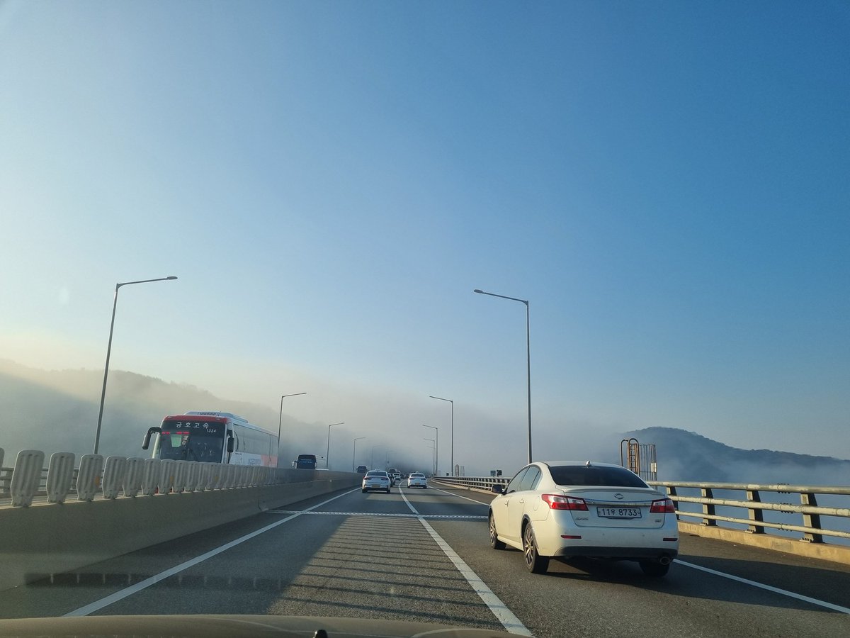 guiyeon_'s tweet image. 어제 토요일 아침 8시 50분경
씽씽 달리는 경부고속도로에서
부여 백마강 물안개가 하얀 솜처럼 뭉게구름처럼 피어오른 풍경이 장관이었다는.
♡