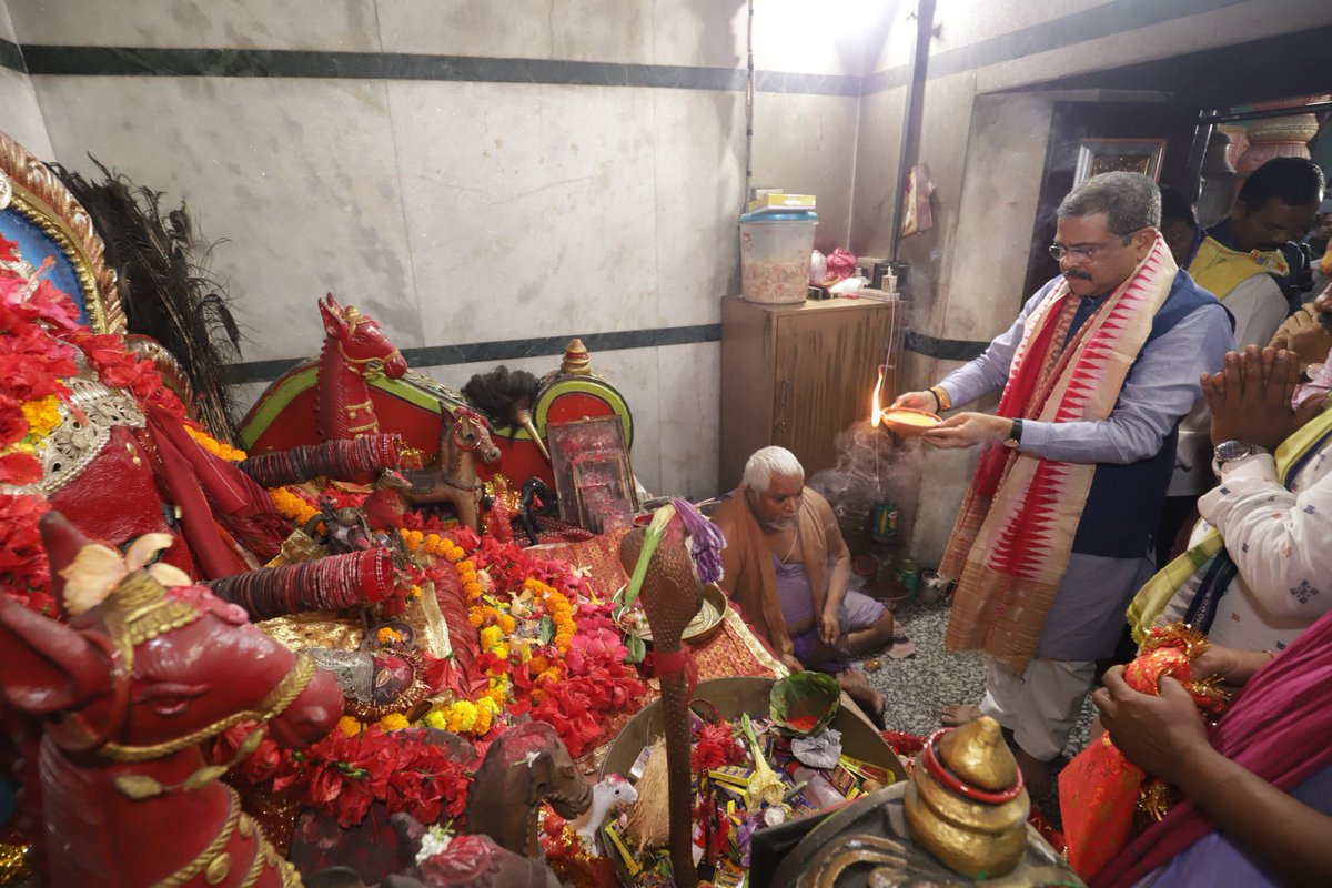 dpradhanbjp's tweet photo. ଜୟ ମା’ତାରିଣୀ  🙏

 ଠେଲକୋଲୋଇ ସ୍ଥିତ ମା’ ତାରିଣୀ ମନ୍ଦିରରେ ଦର୍ଶନ କରିବାର ସୌଭାଗ୍ୟ ଲାଭ କଲି । ମା’ଙ୍କ ପାଖରେ ସମସ୍ତଙ୍କ ମଙ୍ଗଳ କାମନା କରୁଛି । https://t.co/NxTu13kHEE
