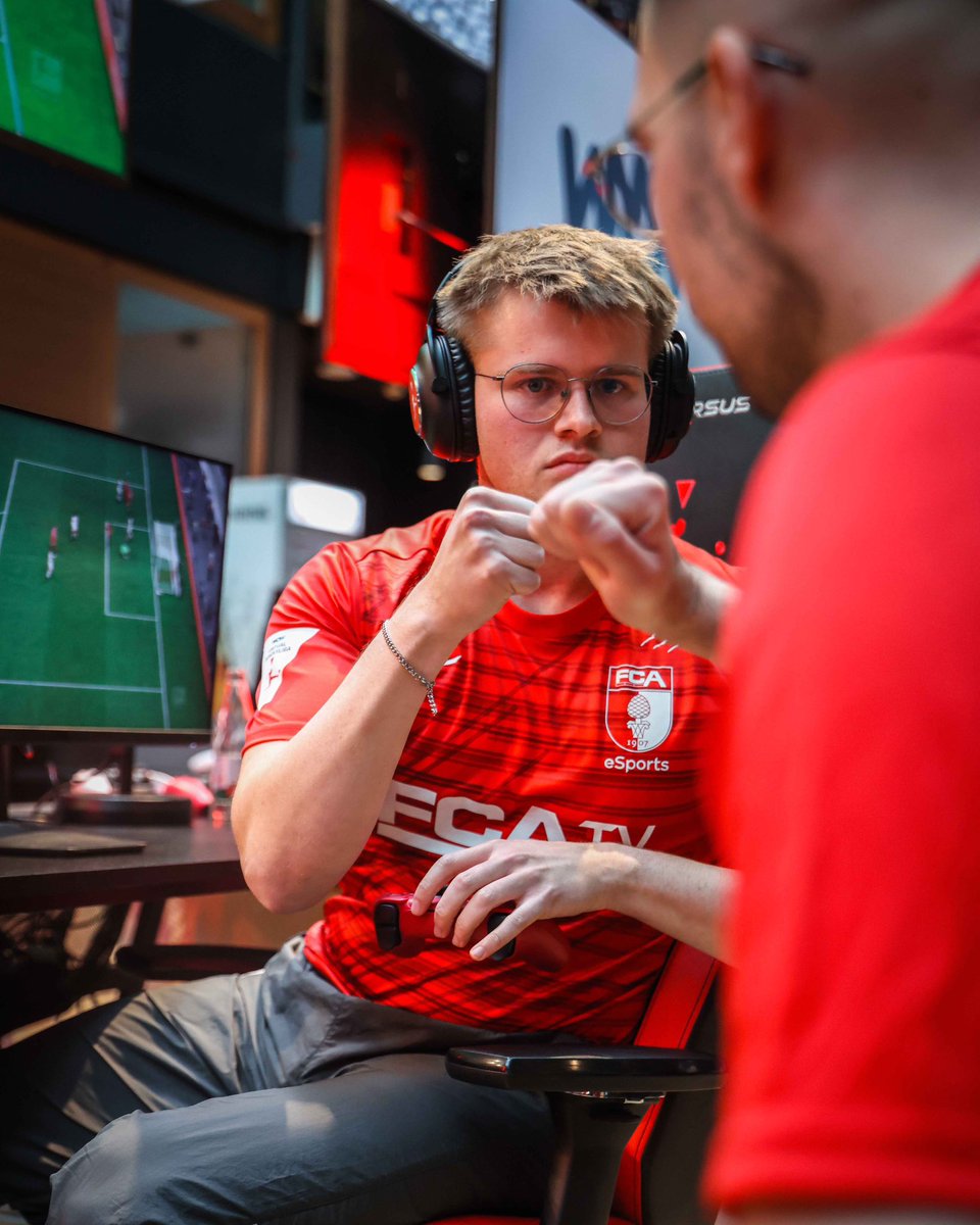 Starker Auftakt! 👏 Wir gewinnen gegen den <a href="/VfB_eSports/">VfB eSports</a> im Achtelfinale! 🎮

<a href="/yannic0109/">Yannic0109</a> (3:2)
<a href="/RankNiklas/">NiklasRank</a> (3:3)

Im Viertelfinale geht’s gegen den BVB! 👊

#FCAeSports #VBL