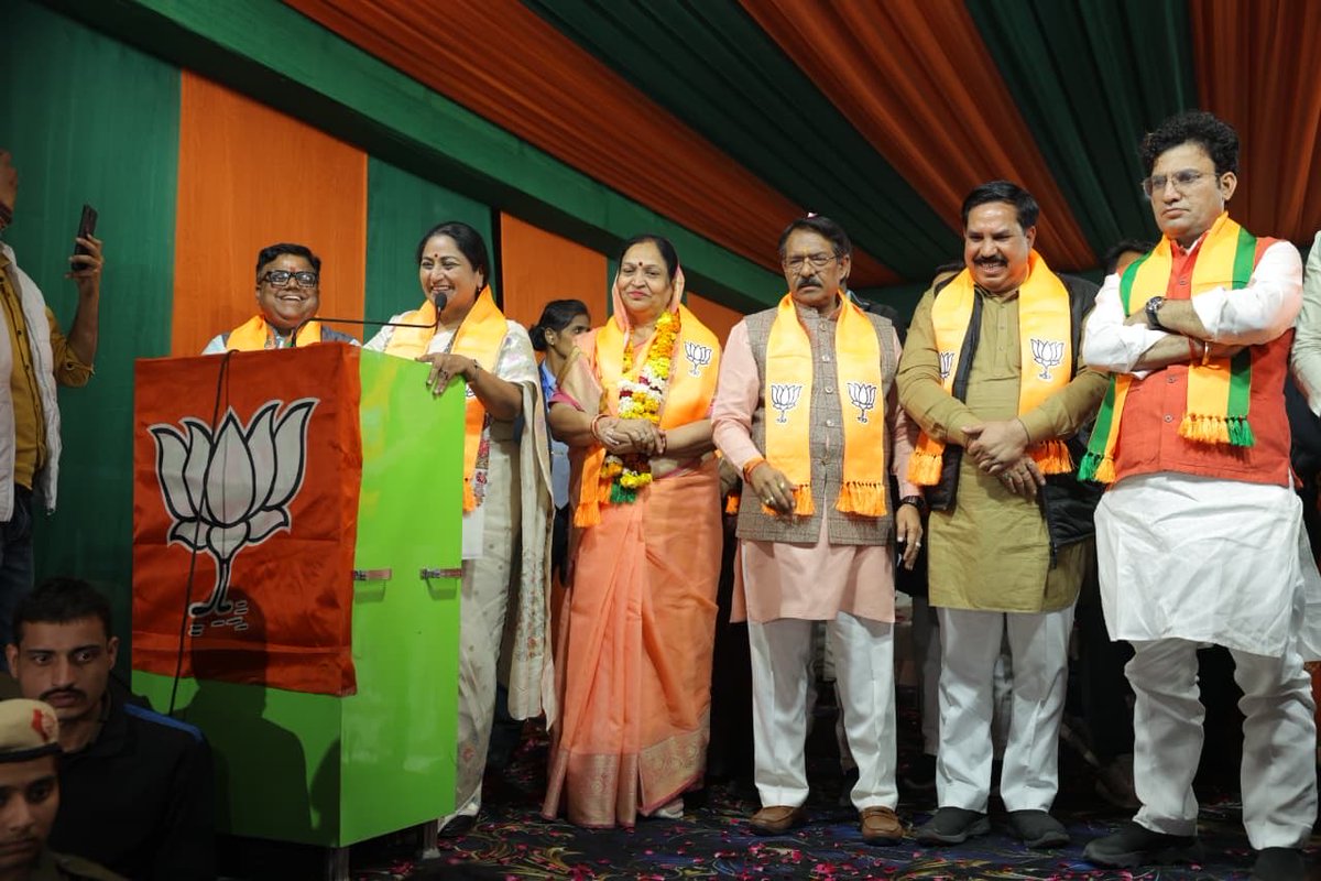 gupta_rekha's tweet photo. वार्ड-198, विनोद नगर में भाजपा प्रत्याशी श्रीमती सरला चौधरी जी के समर्थन में आयोजित जनसभा को संबोधित किया।

विनोद नगर की जनता जिस विश्वास और संकल्प के साथ भाजपा के साथ खड़ी है, वह बताता है कि दिल्ली में विकास की यह यात्रा रुकने वाली नहीं है।

जनता का भरोसा ही भाजपा की सबसे बड़ी शक्ति है और इसी शक्ति के बल पर इस वार्ड सहित दिल्ली के सभी 12 वार्डों में कमल खिलना तय है।

भाजपा का लक्ष्य स्पष्ट है, हर परिवार तक सुविधाएं, हर वार्ड में विकास और हर नागरिक के लिए उत्तम सुविधाएं।

इस अवसर पर केंद्रीय राज्य मंत्री श्री हर्ष मल्होत्रा जी, विधायक श्री नसीब सिंह जी, श्री रविंदर सिंह नेगी जी सहित बड़ी संख्या में भाजपा पदाधिकारी एवं कार्यकर्ता उपस्थित रहे।

@hdmalhotra 
@ravinegi4bjp

#MissionViksitDelhi