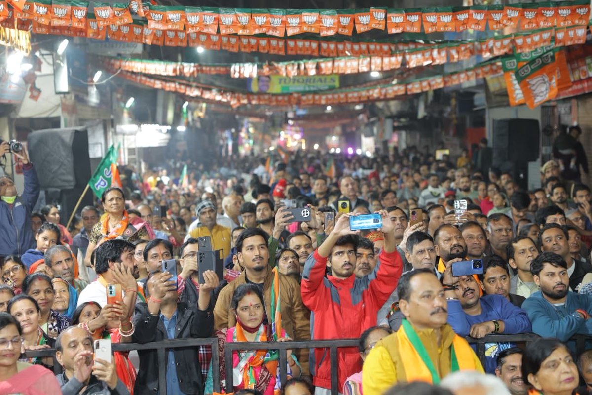 gupta_rekha's tweet photo. वार्ड-198, विनोद नगर में भाजपा प्रत्याशी श्रीमती सरला चौधरी जी के समर्थन में आयोजित जनसभा को संबोधित किया।

विनोद नगर की जनता जिस विश्वास और संकल्प के साथ भाजपा के साथ खड़ी है, वह बताता है कि दिल्ली में विकास की यह यात्रा रुकने वाली नहीं है।

जनता का भरोसा ही भाजपा की सबसे बड़ी शक्ति है और इसी शक्ति के बल पर इस वार्ड सहित दिल्ली के सभी 12 वार्डों में कमल खिलना तय है।

भाजपा का लक्ष्य स्पष्ट है, हर परिवार तक सुविधाएं, हर वार्ड में विकास और हर नागरिक के लिए उत्तम सुविधाएं।

इस अवसर पर केंद्रीय राज्य मंत्री श्री हर्ष मल्होत्रा जी, विधायक श्री नसीब सिंह जी, श्री रविंदर सिंह नेगी जी सहित बड़ी संख्या में भाजपा पदाधिकारी एवं कार्यकर्ता उपस्थित रहे।

@hdmalhotra 
@ravinegi4bjp

#MissionViksitDelhi