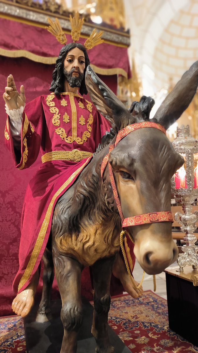 JESUCRISTO, REY DEL UNIVERSO
- Jesús, acuérdate de mí cuando llegues a tu Reino.
Y le respondió:
- En verdad te digo: hoy estarás conmigo en el Paraíso.