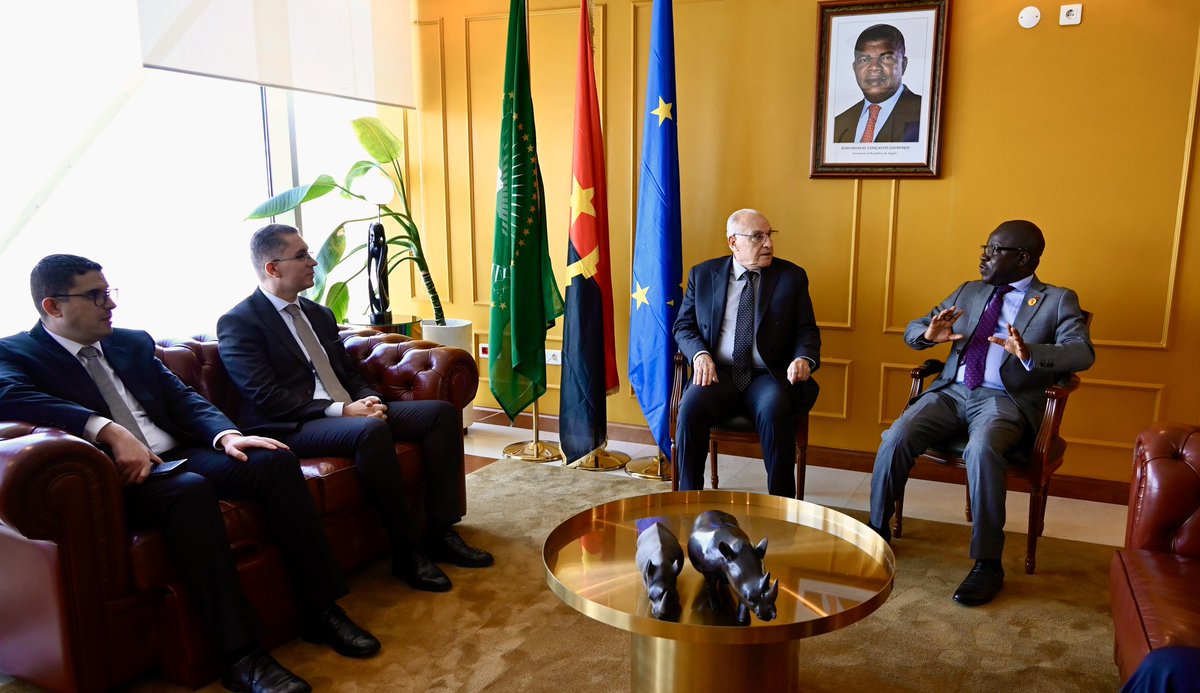 Algeria_MFA's tweet image. ممثلا للسيد رئيس الجمهورية، حل مساء اليوم وزير الدولة وزير الشؤون الخارجية @Algeria_MFA السيد @AhmedAttaf_Dz بلواندا- أنغولا، للمشاركة في أشغال القمة السابعة للتعاون والشراكة بين الاتحاد الافريقي والاتحاد الأوروبي، المنتظر انعقادها يومي 24 و25 نوفمبر. 
#AUEU25