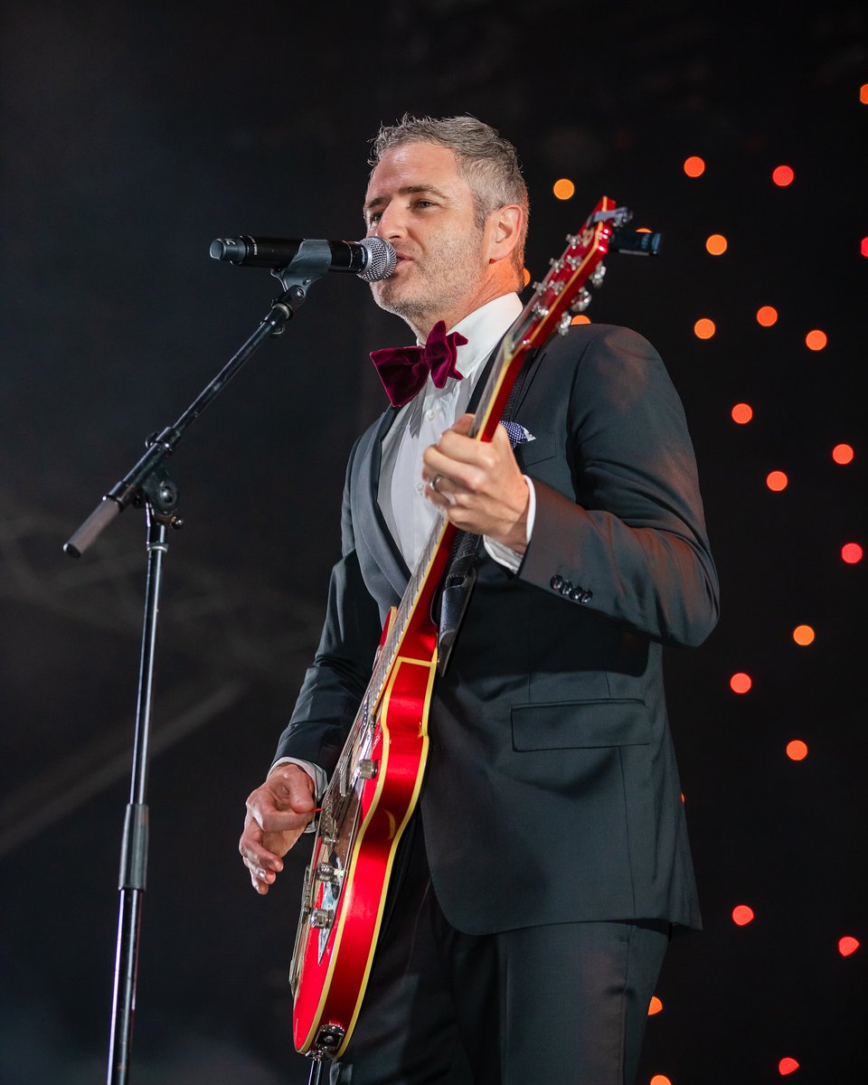 BernardCurryFa1's tweet photo. Bernie will be the MC of Knox Carols 2025, Saturday 13 December, 4pm-9:30pm. Wally Tew Reserve, Ferntree Gully, Melbourne. FREE entry. More info: https://t.co/soNqZFDo9h Here are some photos last year.🕴️🎸 @bernardcurry #bernardcurry #jakestewart #wentworth #knoxcarols https://t.co/038DYM0lIi
