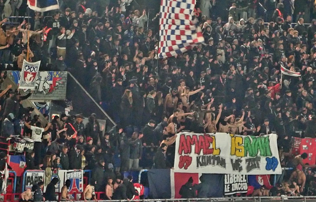 LeFootixDuPSG's tweet image. Qu&apos;il vente ou qu&apos;il pleuve, qu&apos;il neige ou qu&apos;il gèle... Un Urban ne porte jamais un maillot !
#PSGHAC