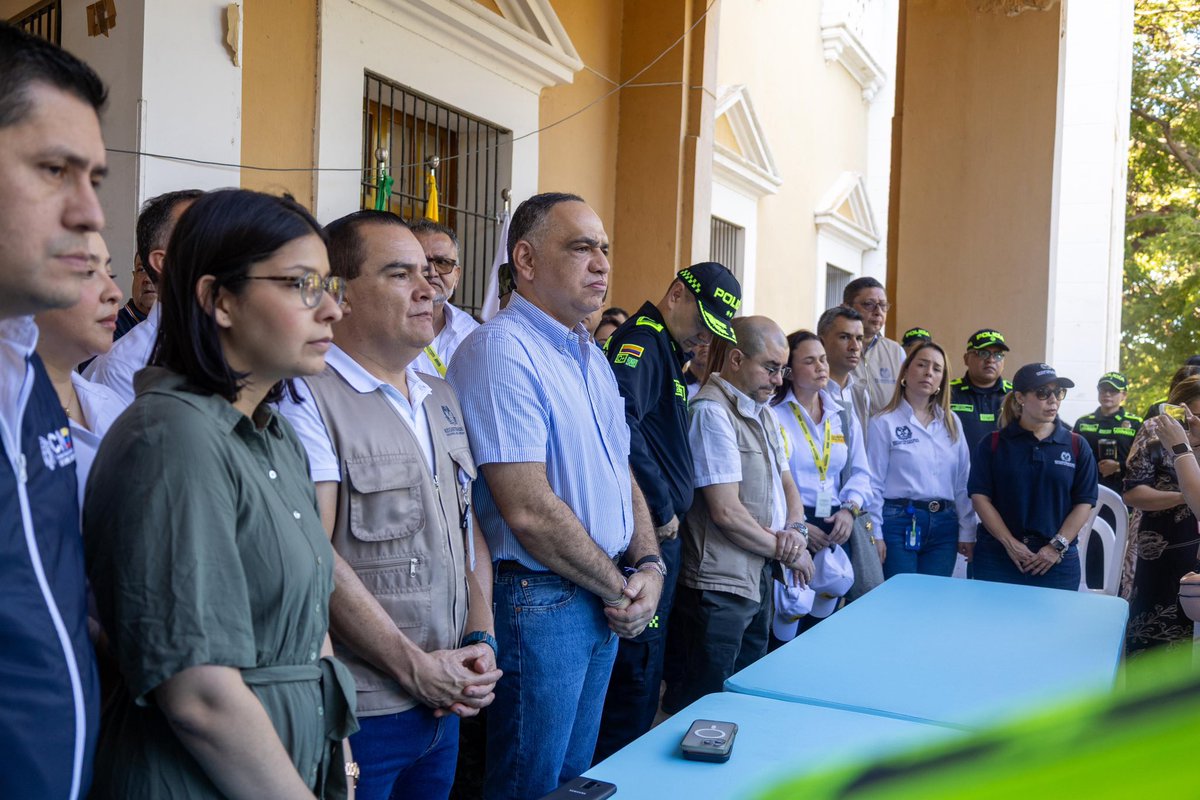 CarlosPinedoC's tweet photo. Dimos apertura oficial a la jornada electoral atípica en el Distrito, para elegir gobernador del Magdalena.

Hemos dispuesto de todas las garantías, en articulación con las autoridades: 82 puestos, 1.065 mesas, 1.500 policías y 120 soldados para una jornada segura y en orden.

Invito a los 409.000 samarios habilitados a votar con tranquilidad, yo ya lo hice. 

¡Hoy todos tenemos un compromiso y un deber con la democracia!