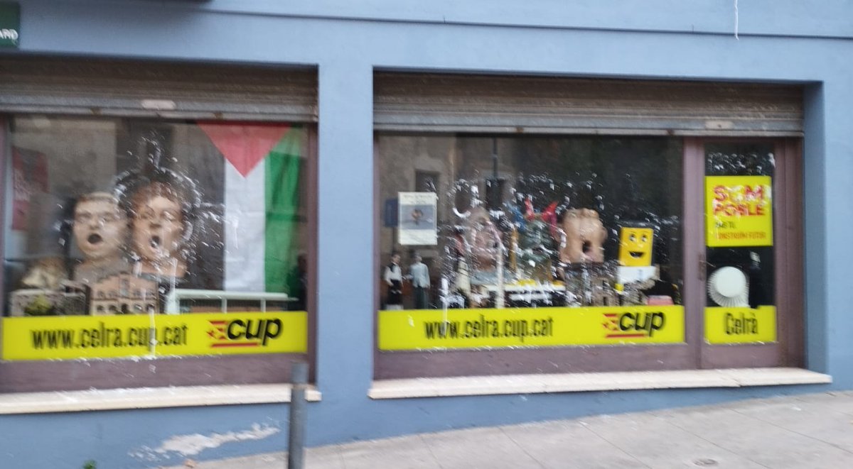 🗣 Mai ens fareu espanyols! 
👎 Un grup feixista espanyolista celebra el #20N pintant el local de la <a href="/CUPCelra/">Som Poble - CUP Celrà</a> i les parets del poble!
#ViscaLaTerraLliure 
✊️Contra el feixisme, acció directa; us les tornarem totes!