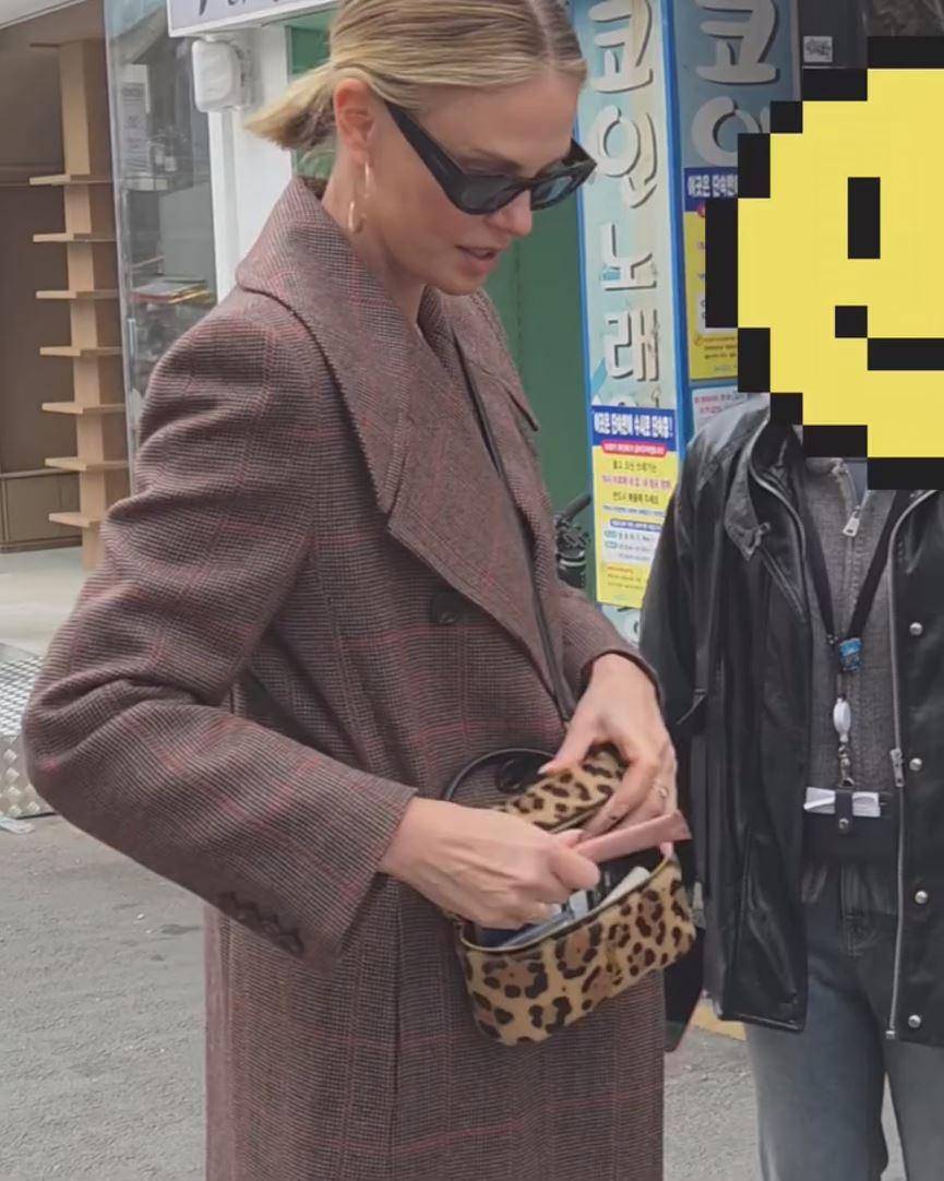 홍대에서 포착된 샤를리즈 테론