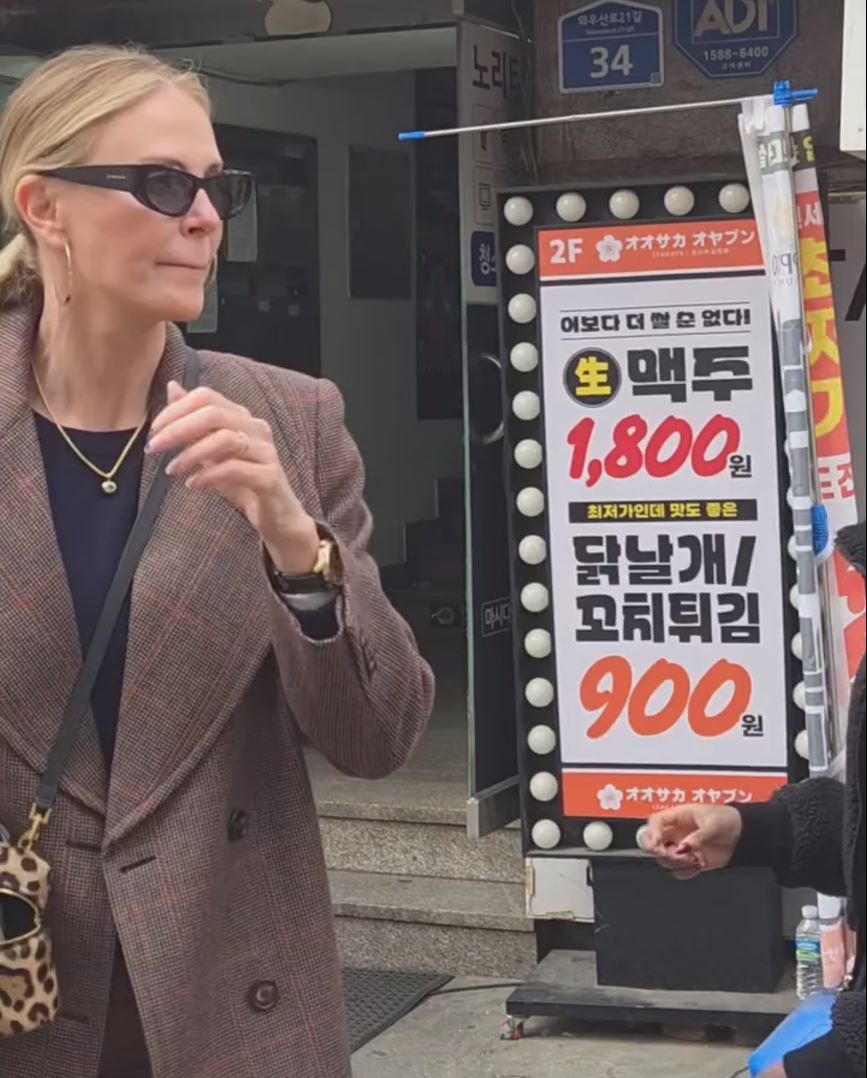 샤를리즈 테론 서울 거리 목격 사진