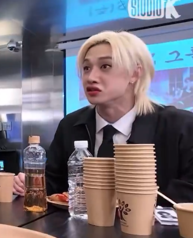 cb97racha_skz's tweet image. STRAIGHT?!?!?!?!