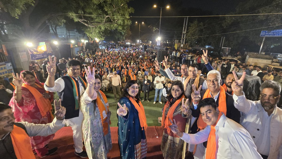 BansuriSwaraj's tweet photo. आज ग्रेटर कैलाश–1 के ज़मरुदपुर क्षेत्र में आयोजित बैठक में स्थानीय निवासियों से मुलाक़ात का अवसर मिला।
भाजपा की प्रत्याशी @AnjumMandal जी के समर्थन में बड़ी संख्या में उपस्थित पुरवांचली समाज के भाई–बहनों ने जिस आत्मीयता और उत्साह के साथ अपना समर्थन व्यक्त किया, वह अत्यंत प्रेरणादायक रहा।

इस कार्यक्रम में विधायक श्रीमती @shikharaibjp जी और ज़िला अध्यक्ष श्री @ravindr_BJP जी भी उपस्थित रहे।

ज़मरुदपुर का यह उत्साह और पुरवांचली समाज का सक्रिय समर्थन स्पष्ट संकेत देता है कि ग्रेटर कैलाश भाजपा के मजबूत और संवेदनशील नेतृत्व के साथ खड़ा है।

#Zamrudpur #GK1 #DelhiMCD #MCDByElection2025 #Purvanchal #AnjumMandal #ViksitDelhi
@BJP4Delhi @BJP4India