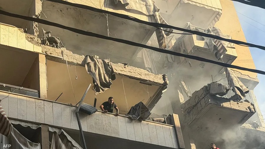 استهداف رئيس اركان #حزب_الله في #بيروت

أعلن رئيس الوزراء الإسرائيلي #بنيامين_نتنياهو أن الجيش الإسرائيلي شن ضربة في قلب #بيروت استهدفت رئيس أركان #حزب_الله

وحسب تقارير لبنانية، استهدف الهجوم شقة سكنية في شارع العريد بمنطقة #حارة_حريك بالضاحية