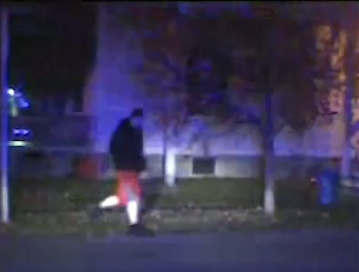 AimeeLy58101071's tweet image. Has anyone ever made a positive I.D on who this man is at the Flora Fire.