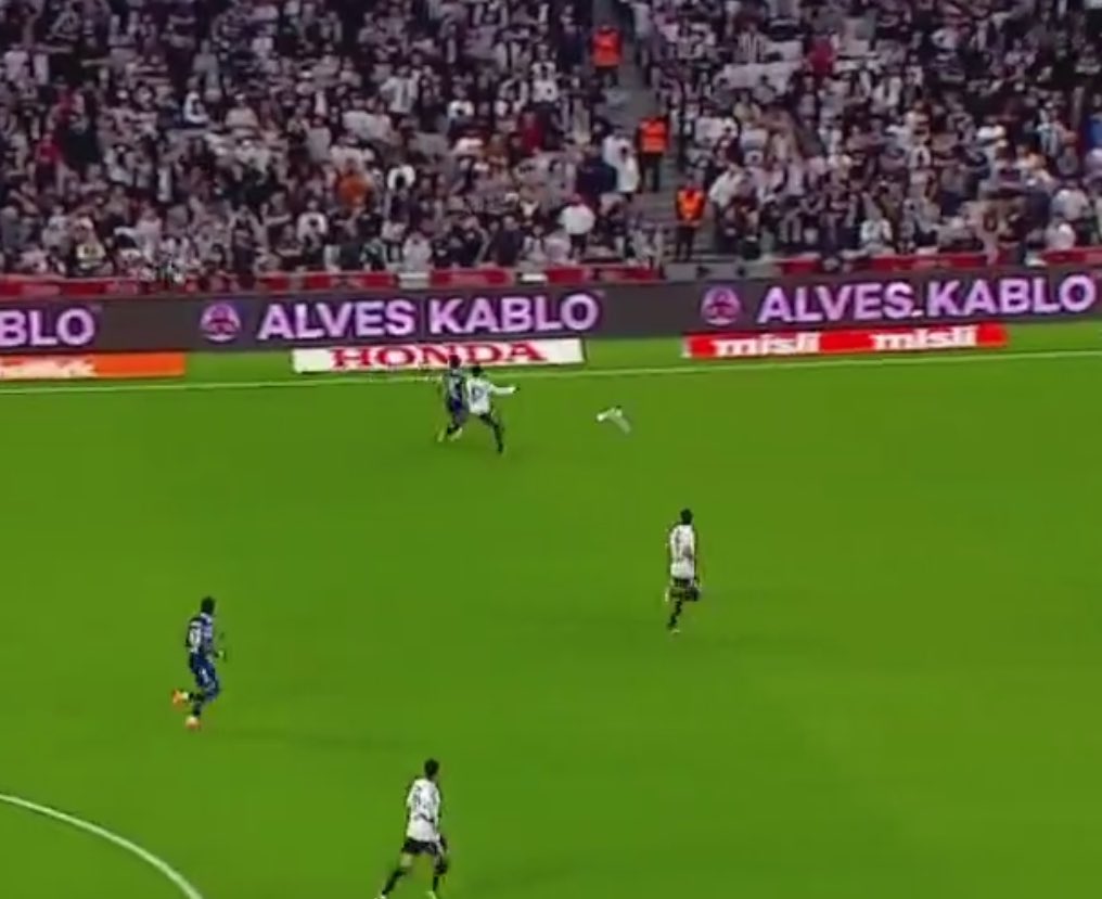 newbesiktas's tweet photo. Bu martı harbiden Süleyman Seba galiba rakip atağa çıkarken savunmaya yardım ediyor jsldlvşvövkshsgays https://t.co/O6NWbL6f2G