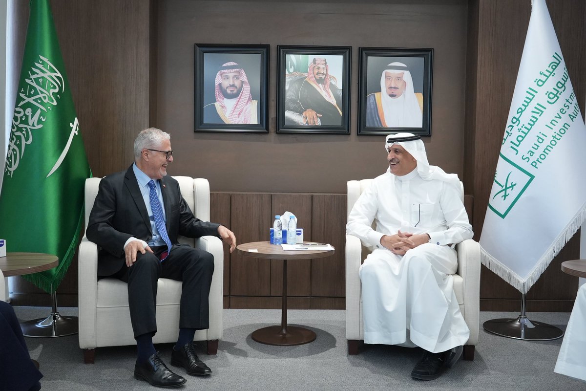 اجتمع الرئيس التنفيذي للهيئة السعودية لتسويق الاستثمار الأستاذ خالد الخطاف مع سعادة سفير جمهورية تشيلي لدى المملكة والمديرة التنفيذية لـ Invest Chile، وبمشاركة ممثلين من @PIF و <a href="/MaadenKSA/">Maaden | معادن</a>.

جاء الاجتماع لبحث سبل تعزيز التعاون وتبادل الفرص الاستثمارية في أبرز القطاعات بين البلدين،