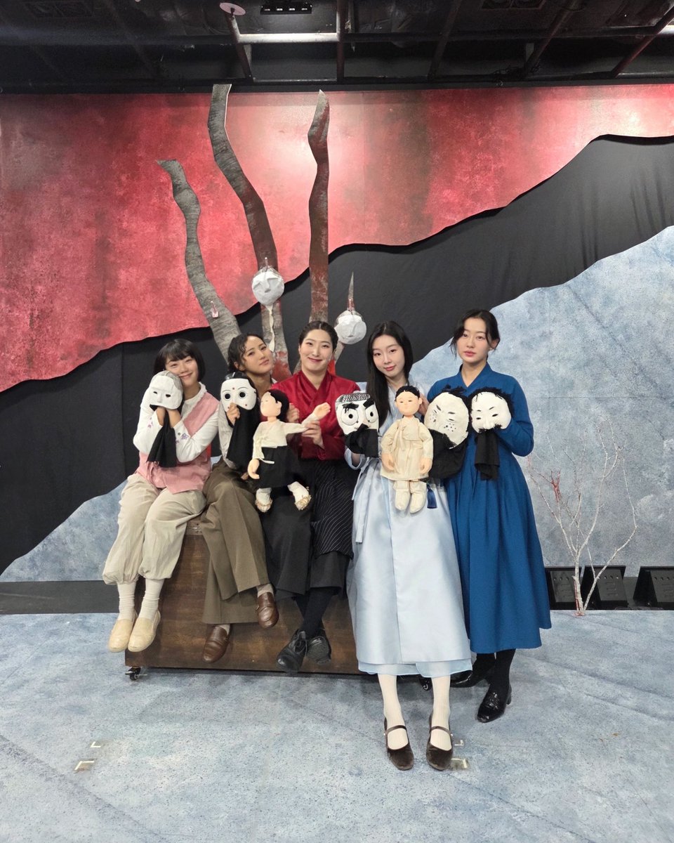 HJCULTURE's tweet image. [#연극 #탐정산애]

2025 연극 &amp;lt;탐정 산애&amp;gt; 트라이아웃
#박보배 산애, #금민경 의현, #연지현 혜주, #오소현 명이, #이진주 소리꾼의 마지막 공연이 종료되었습니다😭

탐정 산애와 얼음골의 이야기에 마음 기울여 주신 모든 분들께 진심으로 감사드립니다🪭

“탐정 산애 함귀가 편. 막!”