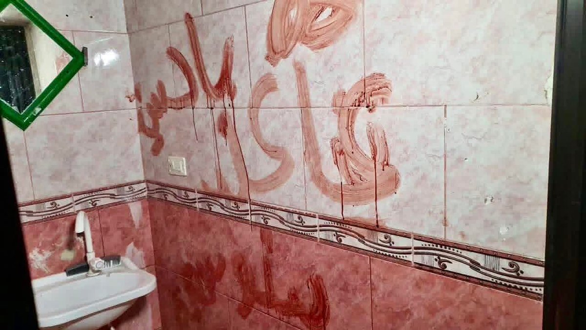 moonway6's tweet photo. @Omar_Madaniah قتل رجل وزوجته الحامل من قبيلة بني خالد ببلدة زيدل جنوب حمص وبعد قتلهم حارقين جثة  الزوجة وكاتبين بموقع الجريمة عبارات طائفية #ياحسين #بنو_سمية 
لك منشان الله 54 سنة ماشبعوا من ظلمنا 
وقتلنا لايمتا بدنا نضل نحافظ على السلم الأهلي على حساب دمنا.. ❣️💔 https://t.co/Ltyk1sIBCo