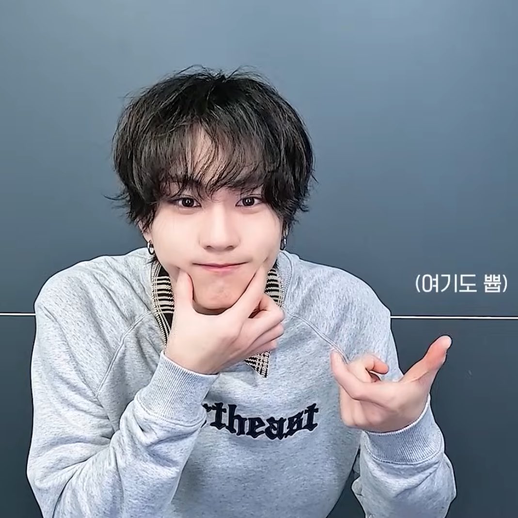 착둥이 얼굴과 대조되는 어깨