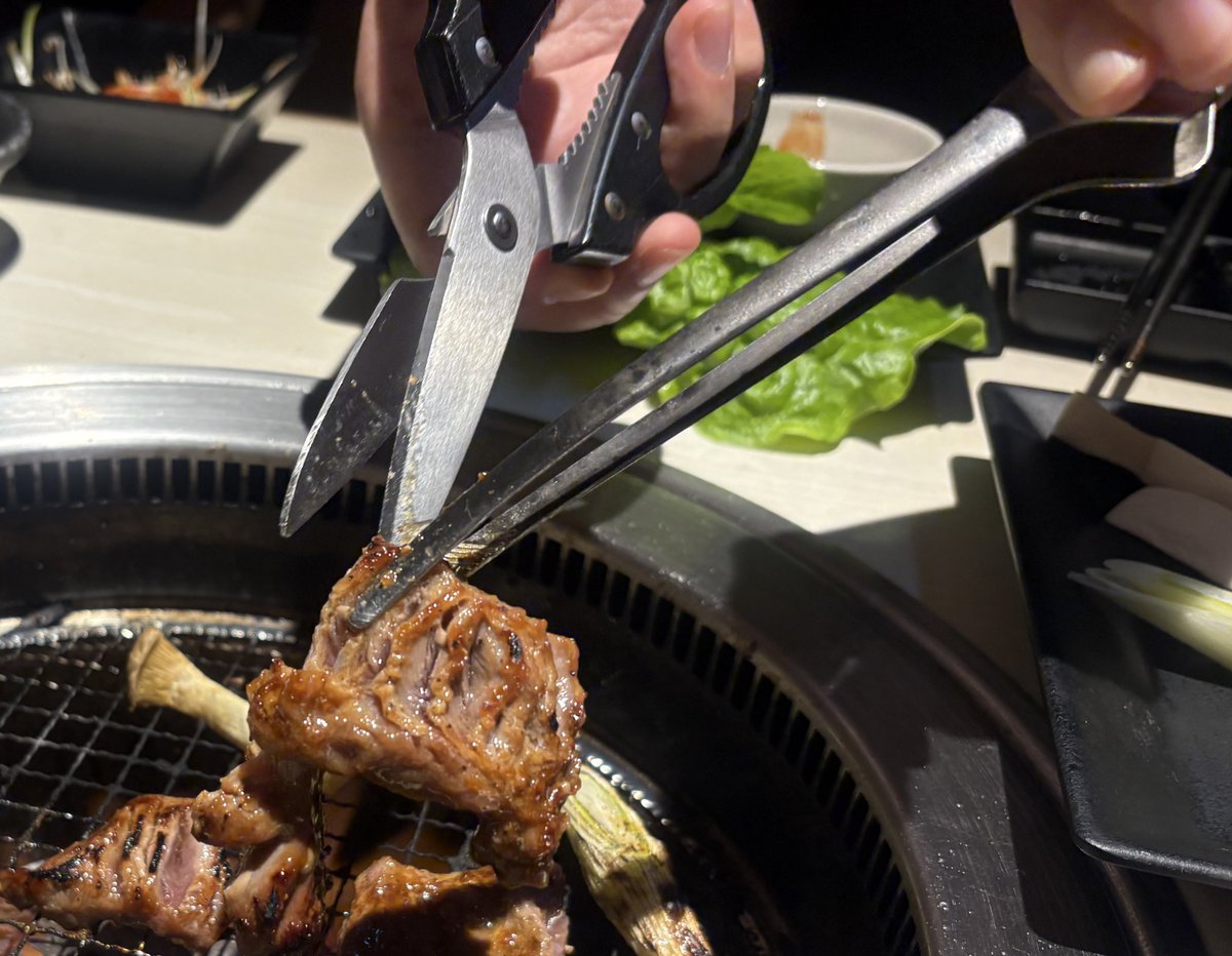 焼肉カット大臣（この後カット失敗してた）