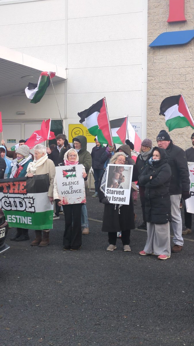 BDTUC's tweet image. Great turnout today at @Tesco Newcastle Co Down in defence of worker suspended for refusing to handle Israeli goods.  Drop the case, you cannot force people to be complicit in genocide.  Support #BDS 🍉🍉🍉  @TUFPalestine @ipsc48 @NoG3nocide