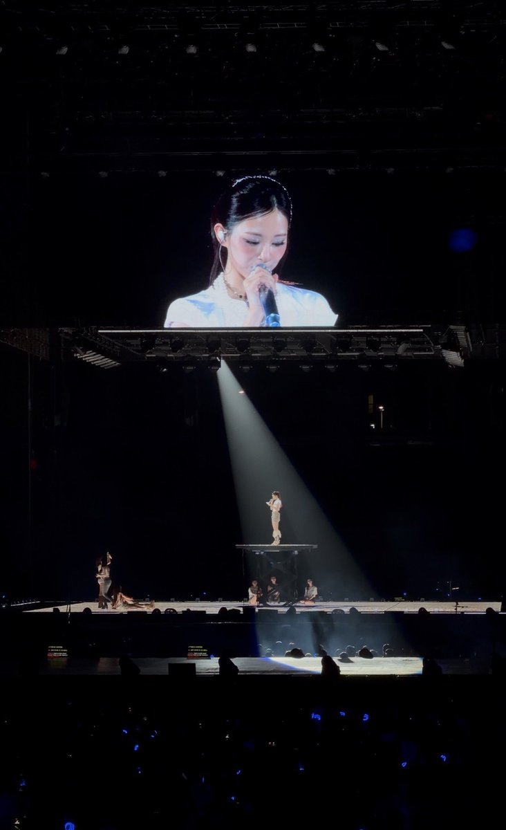 너무 감동적이게 판 깔아주니까 오히려 안 슬플줄 알았는데 울어버렸다..안 울고 편지 끝까지 읽은 쯔위 기특해🥹🥹🥹