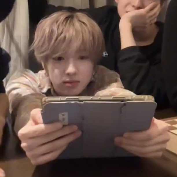 아기 와중에 손 길쭉하고 너무 예쁨